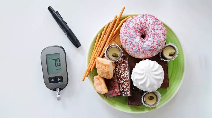 dexcom g7 vs freestyle libre 3 comparison image showing two cgm sensors for diabetes monitoring device comparison Bild