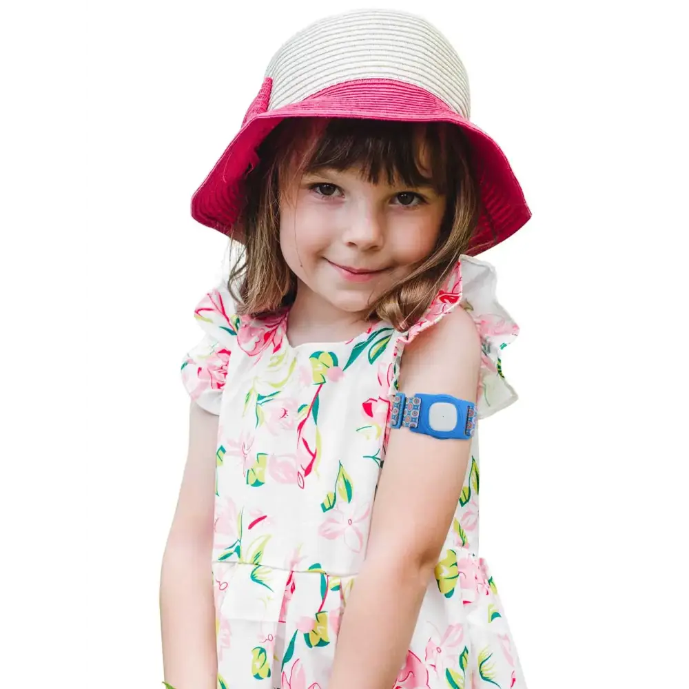 little girl using a blue armband for her sensor Bild