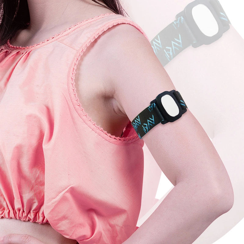 BUZUD CGM adjustable armband worn on arm, protecting a blood glucose sensor for daily use and sports. Bild