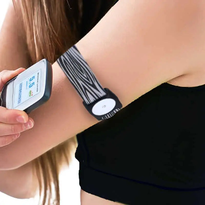 Freestyle Libre 2 armband with glucose sensor for continuous monitoring. Ideal for secure and comfortable sensor placement during daily activities or exercise. Bild