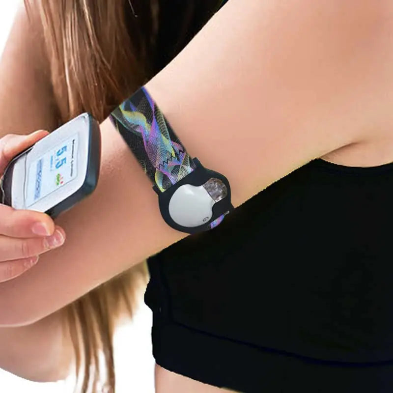 Guardian Enlite armband with glucose sensor for continuous blood glucose monitoring. Features a colorful, patterned band for secure and stylish sensor placement during daily activities or workouts. Bild