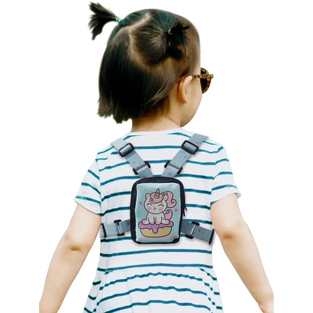 Toddler seen from the back wearing an insulin pump harness Bild