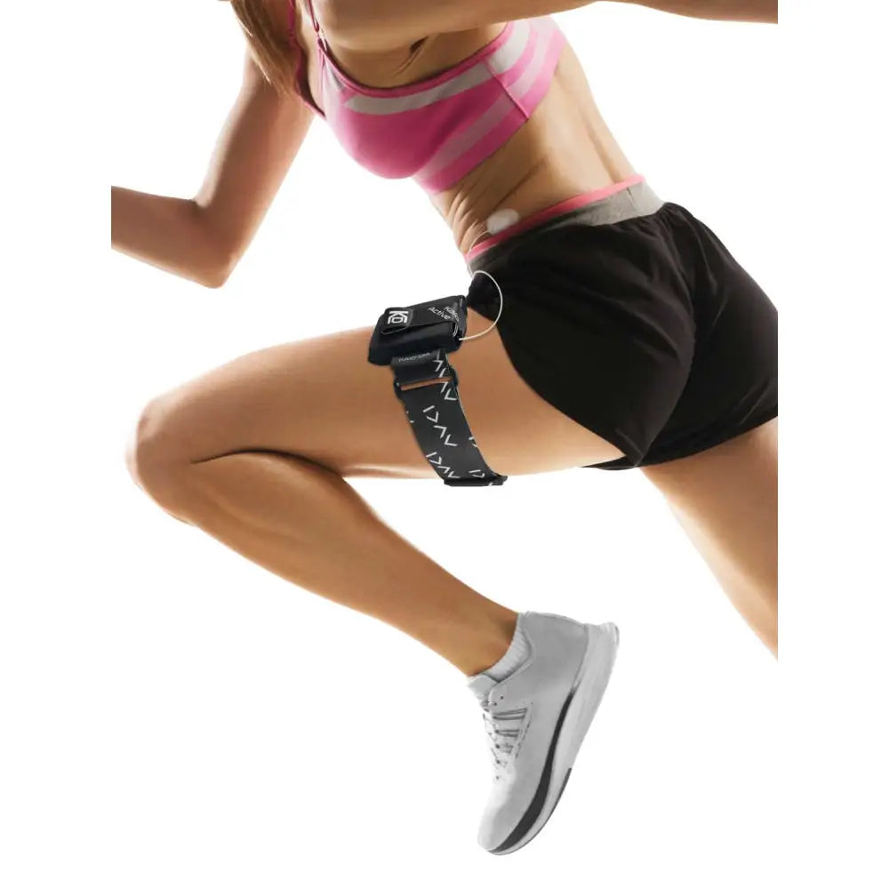 Runner wearing an insulin pump leg band with pouch on the thigh Bild