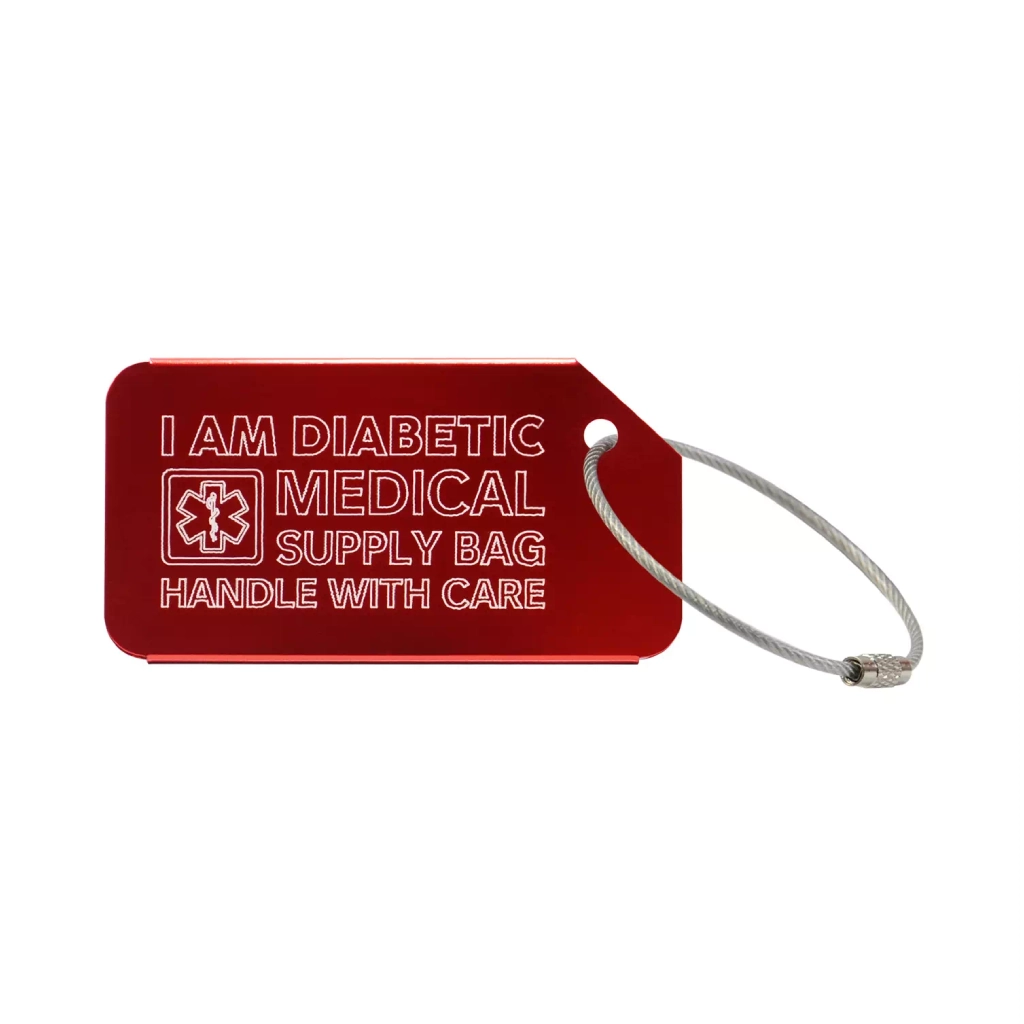 Red medical luggage tag with the text 'I Am Diabetic Medical Supply Bag Handle With Care' engraved. Bild