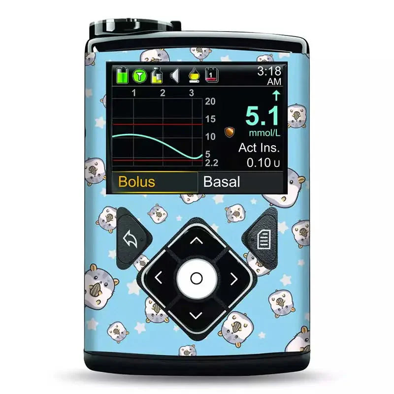 Medtronic Minimed insulin pump adorned with a blue vinyl sticker featuring cute, small animal faces and stars. The device screen displays glucose monitoring data. Bild