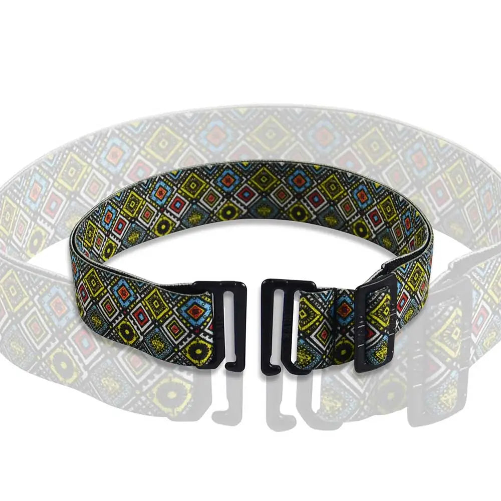 Dia multi-purpose belt with a colorful geometric pattern, adjustable black buckles, designed for comfortable daily diabetes management. Bild