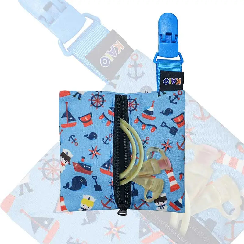 Kaio-Tube Pouch for children's medical tubing, a compact blue fabric pouch with a nautical print and black zipper. Bild