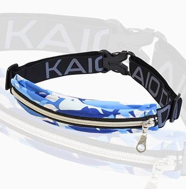 Blue camo insulin pump belt with zipper pocket and adjustable elastic strap for secure and comfortable wear. Bild