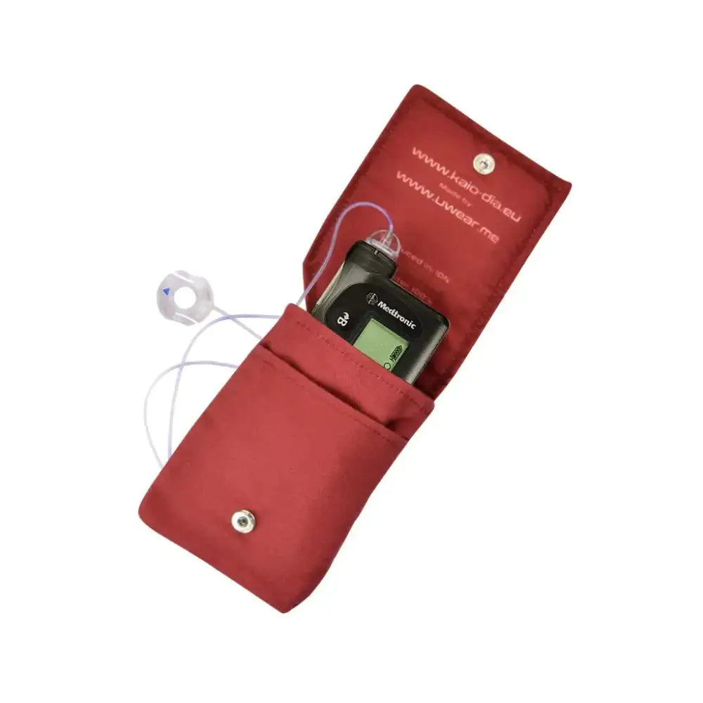 Open red insulin pump pouch holding an insulin pump Bild