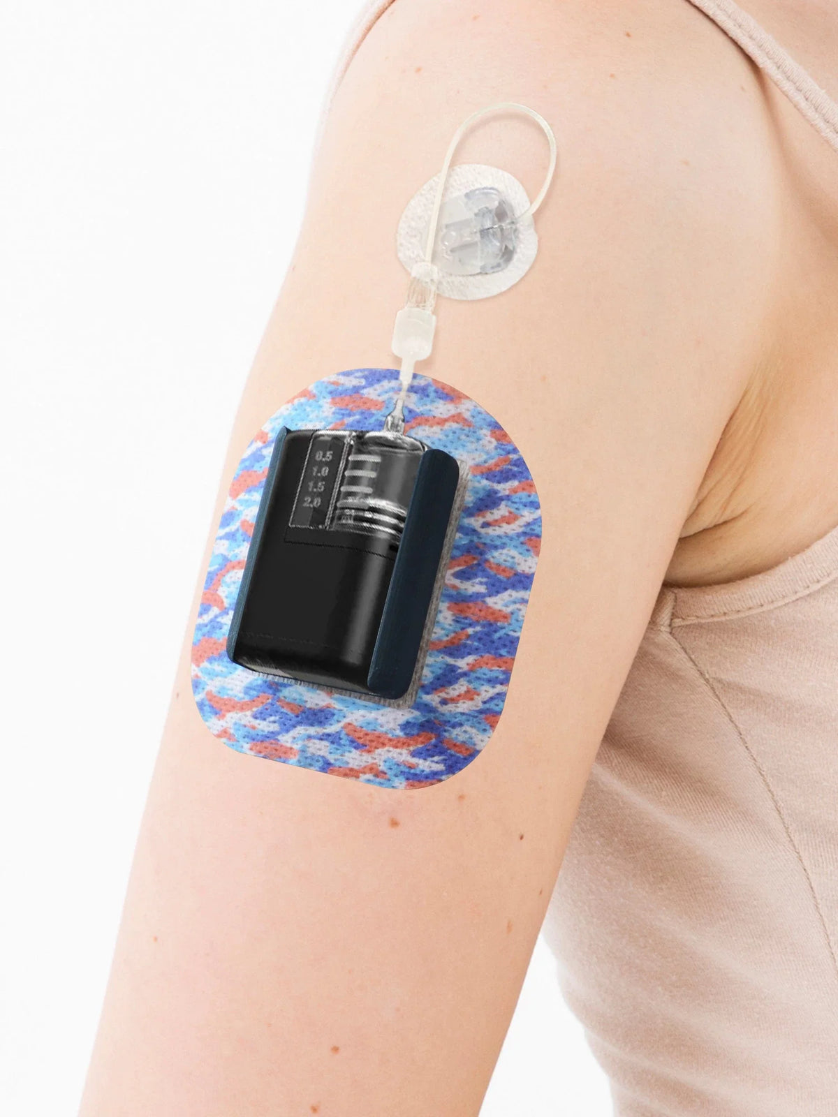 Flow Camo Tandem Mobi patch worn on the upper arm over the Dia-Mobi Clip Bild