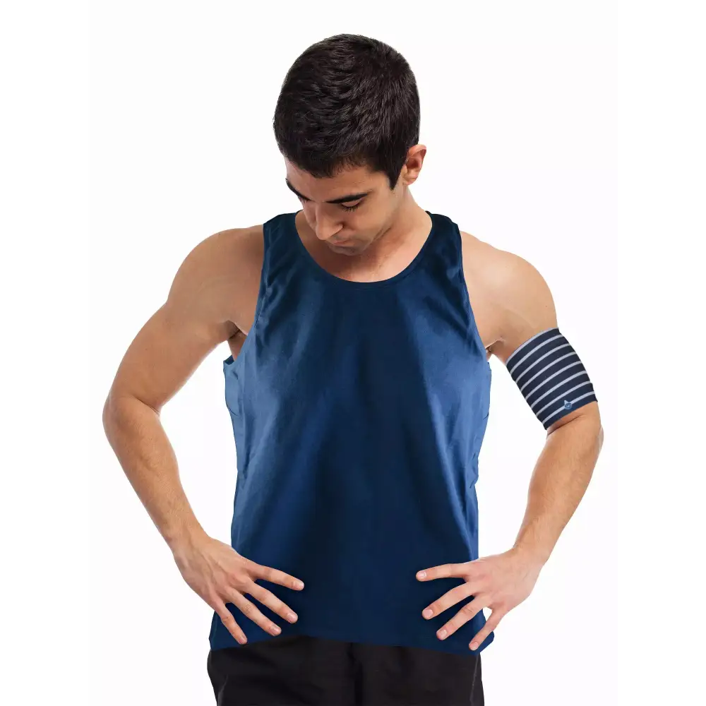 Young man wearing a navy insulin pump tank top Bild
