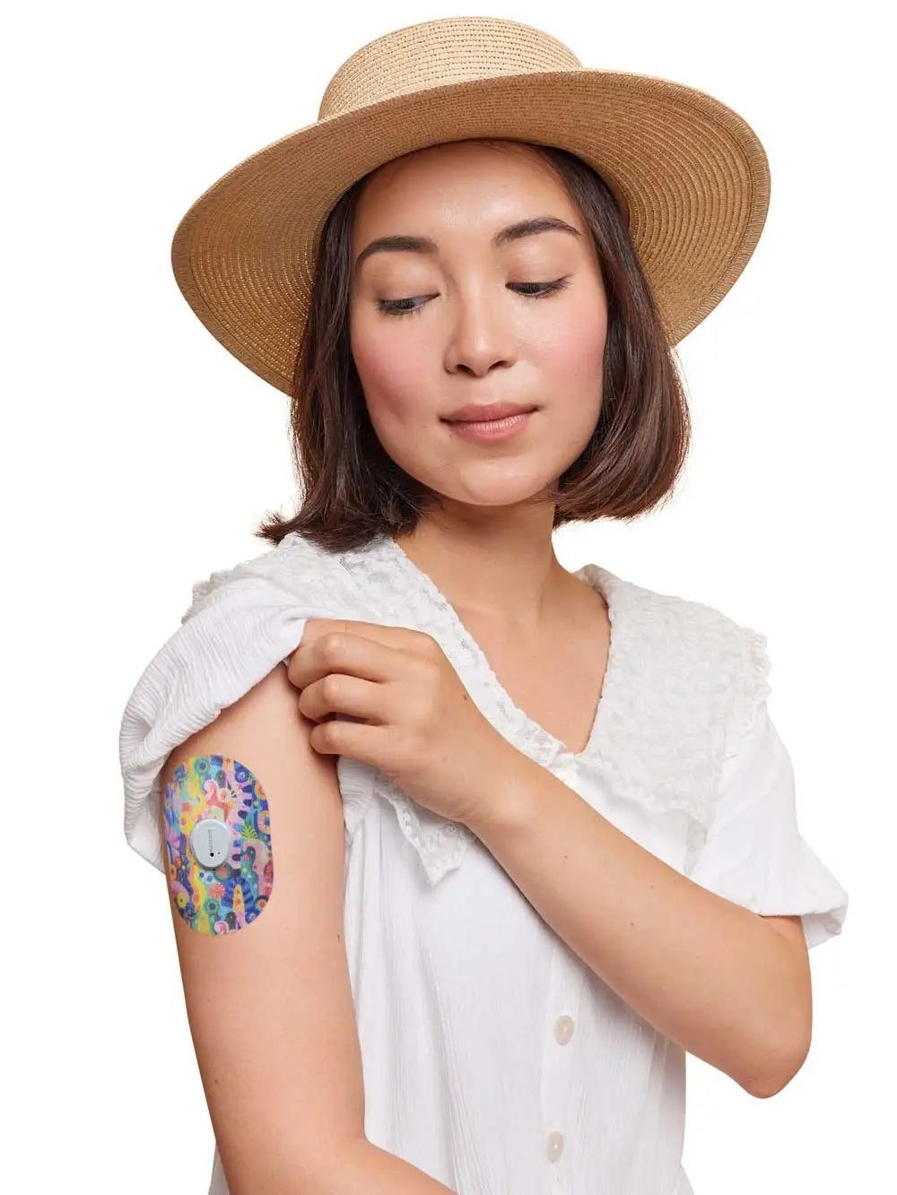 Fixierpflaster für Dexcom G7, Design Ethereal Bloom, am Arm einer Frau getragen