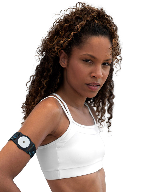 Accu-Chek SmartGuide armband Dia-Style worn on woman’s upper arm