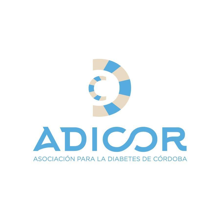 ADICOR logo: blue and beige segmented crescent icon above "ADICOR" and "Asociación para la Diabetes de Córdoba" text. Bild