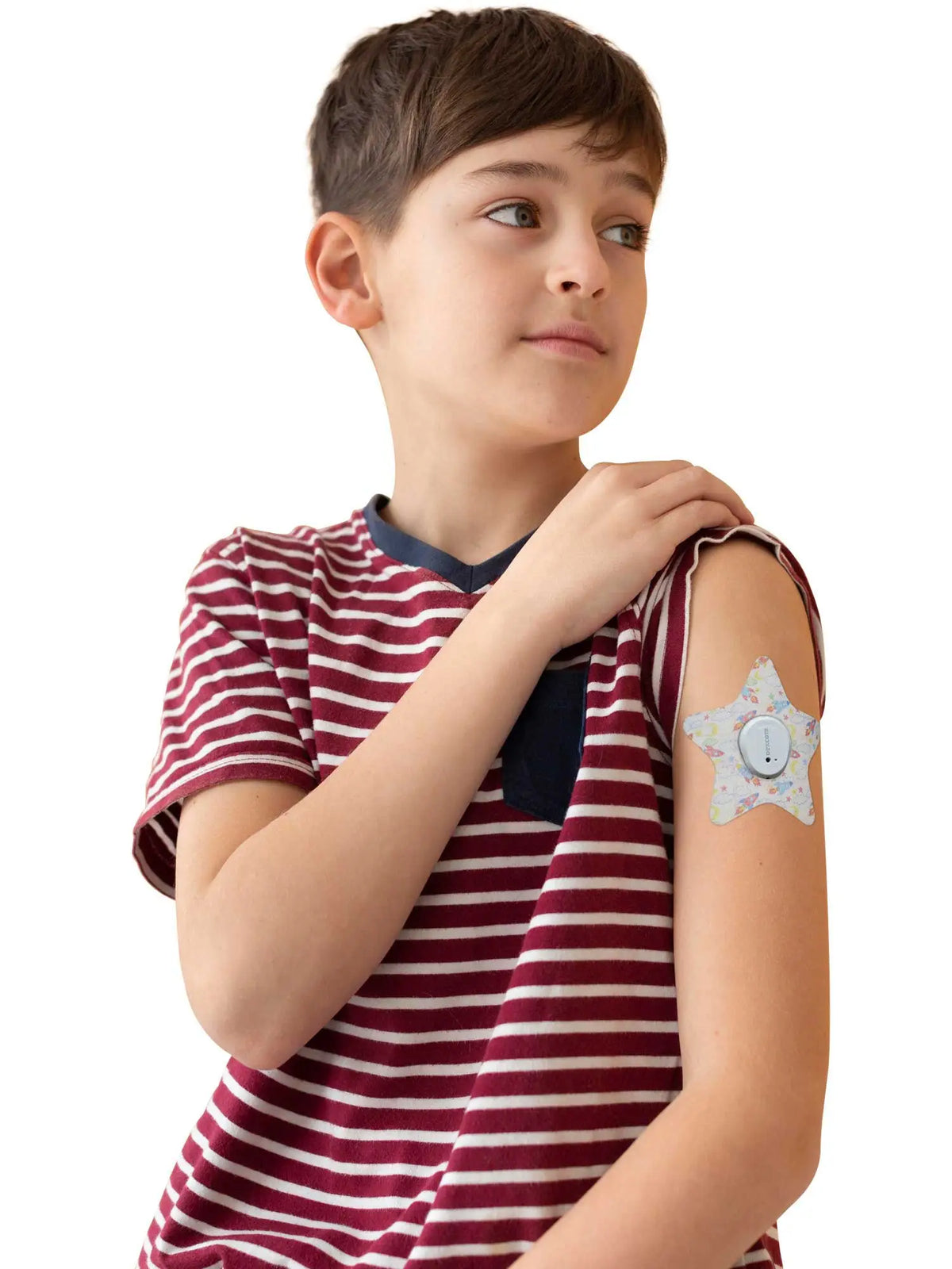 Kinder-Fixierpflaster für Dexcom G7, Form Stern, von einem Jungen getragen