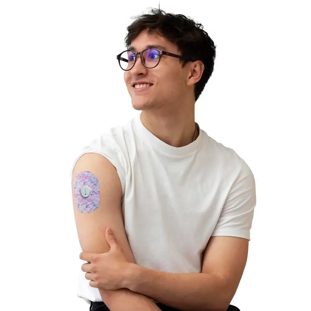 Fixierpflaster für Dexcom G7, Serie Spring, am Arm eines Mannes getragen