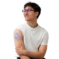 Fixierpflaster für Dexcom G7, Serie Spring, am Arm eines Mannes getragen