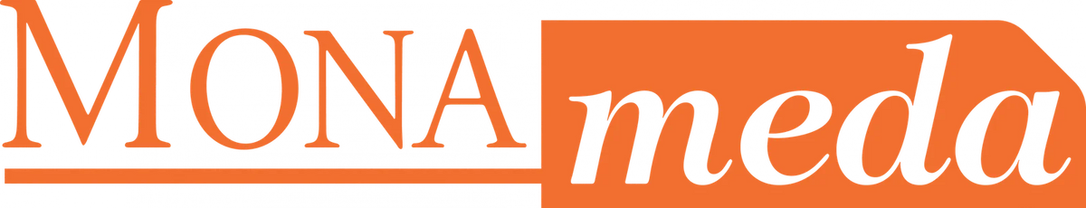 Orange "MONA" in serif font with an underline, next to "meda" in a white, script font on an orange background. Bild