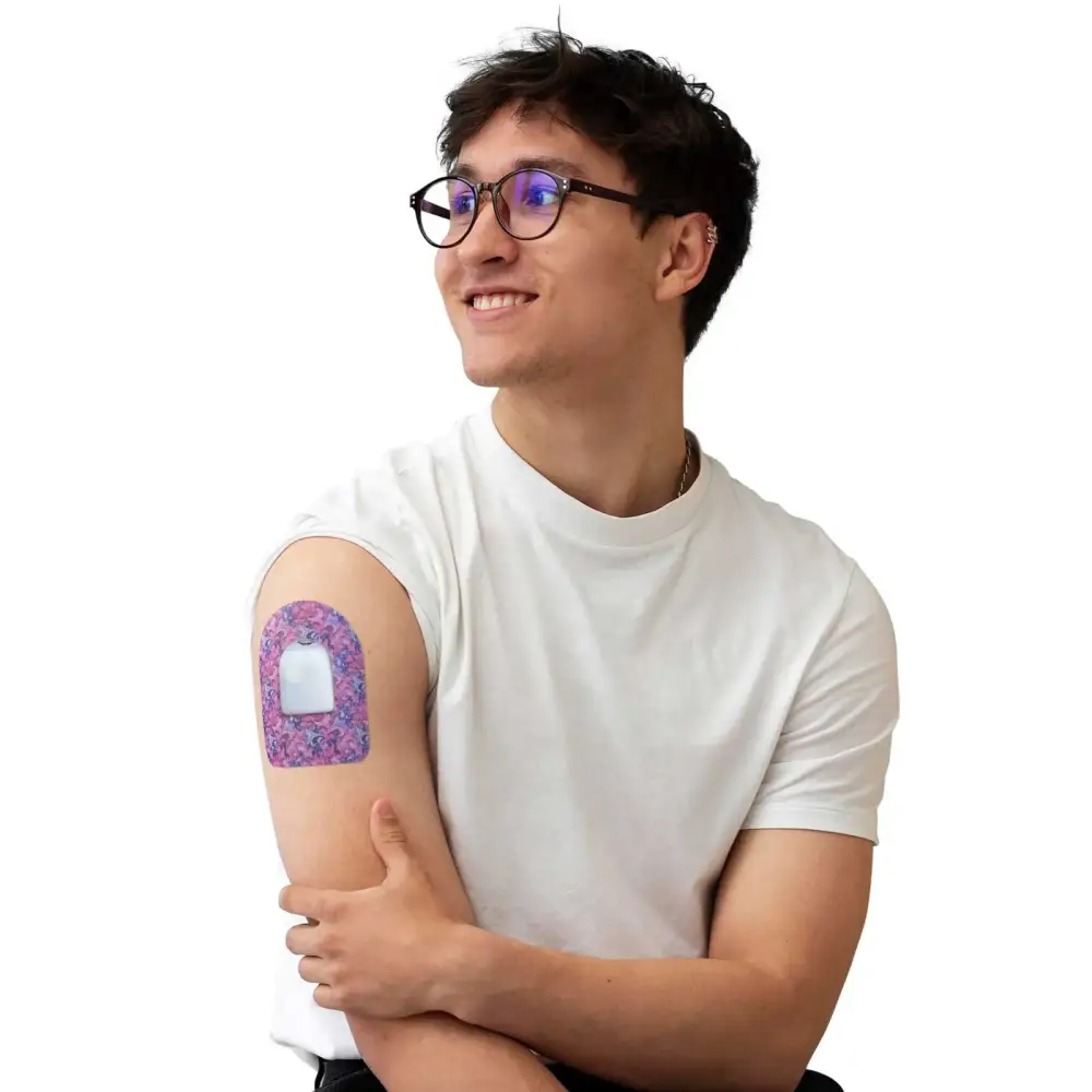 Fixierpflaster für Omnipod Pod, Serie Spring, am Arm eines Mannes getragen