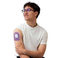 Fixierpflaster für Omnipod Pod, Serie Spring, am Arm eines Mannes getragen