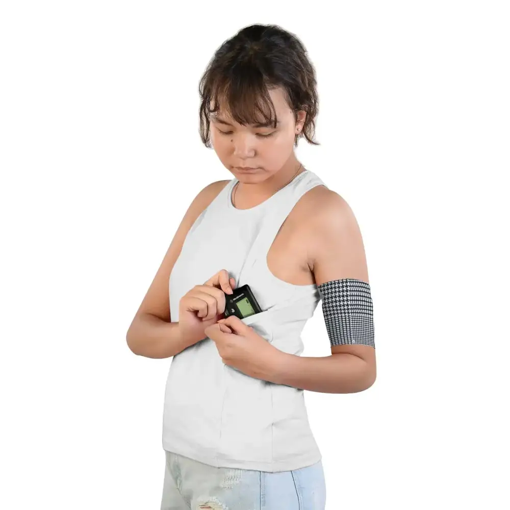 Tank top with integrated pockets for insulin pumps, ideal for diabetes management.