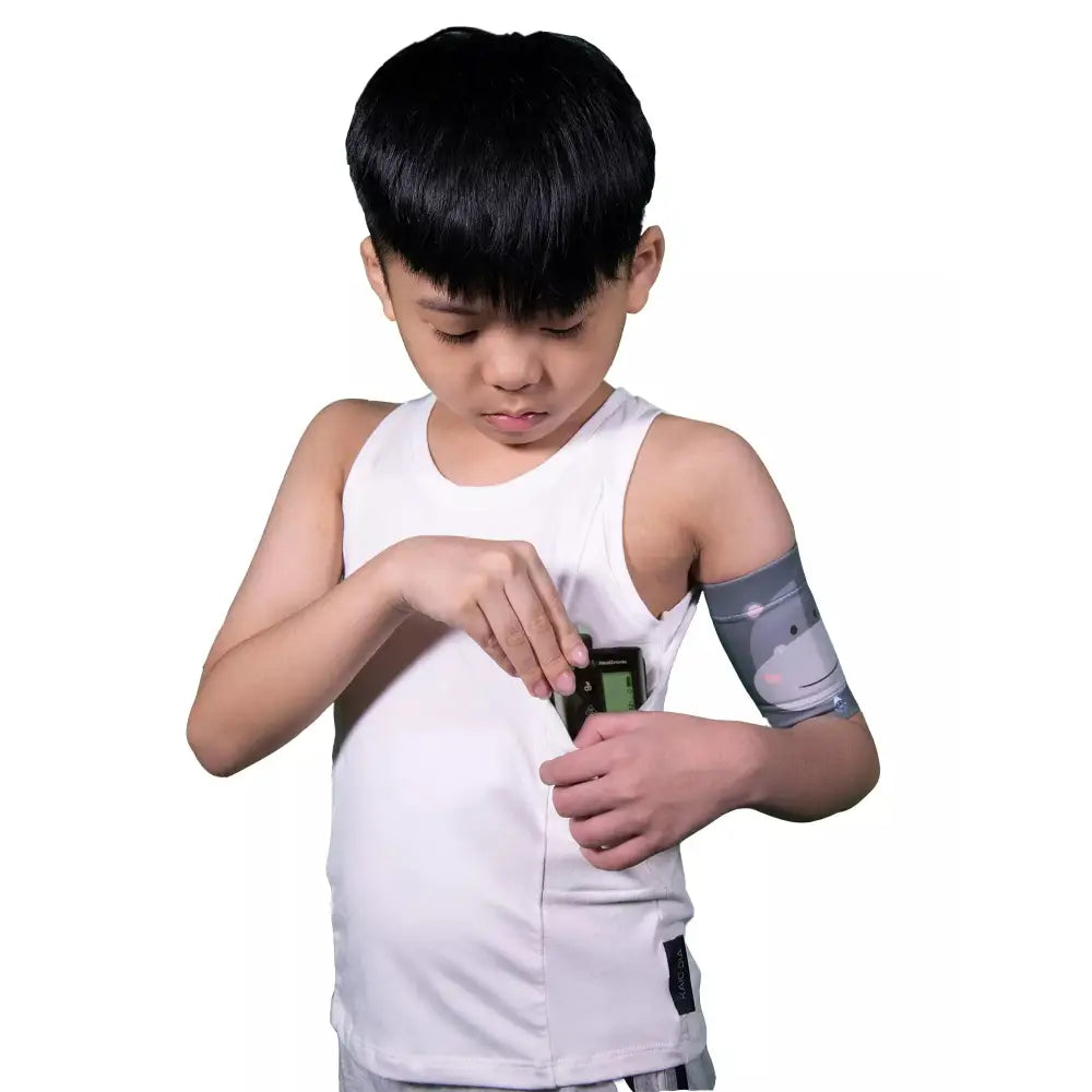 Child wearing Dia-T.Top Kids tank top with integrated insulin pump pocket.